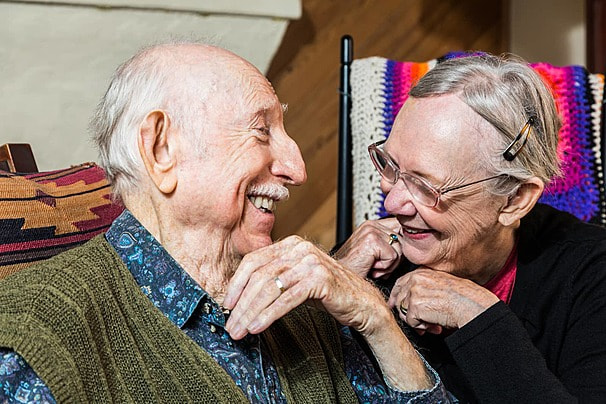 Pareja de adultos mayores sonriendo juntos