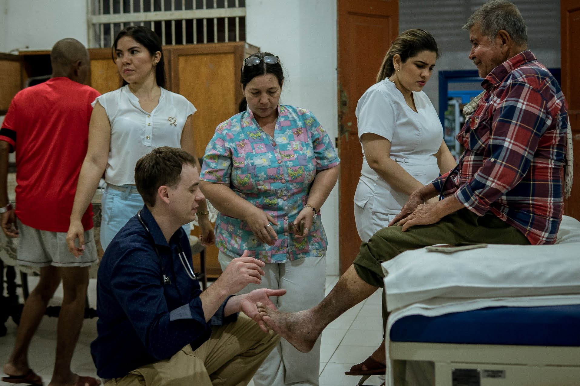 Equipo médico de Buen Hijo atendiendo a un adulto mayor